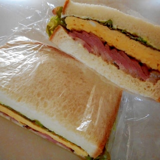 鴨パストラミとオムレツのサンドイッチ
